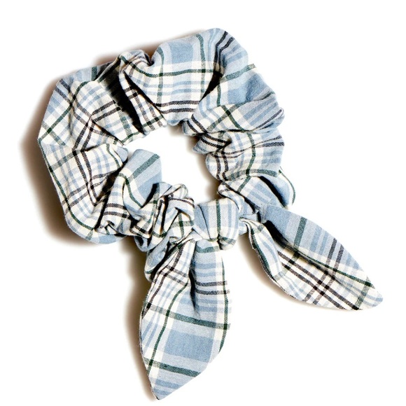 Accessories - 💞HP💞Scrunchie bow MEADOW PLAID